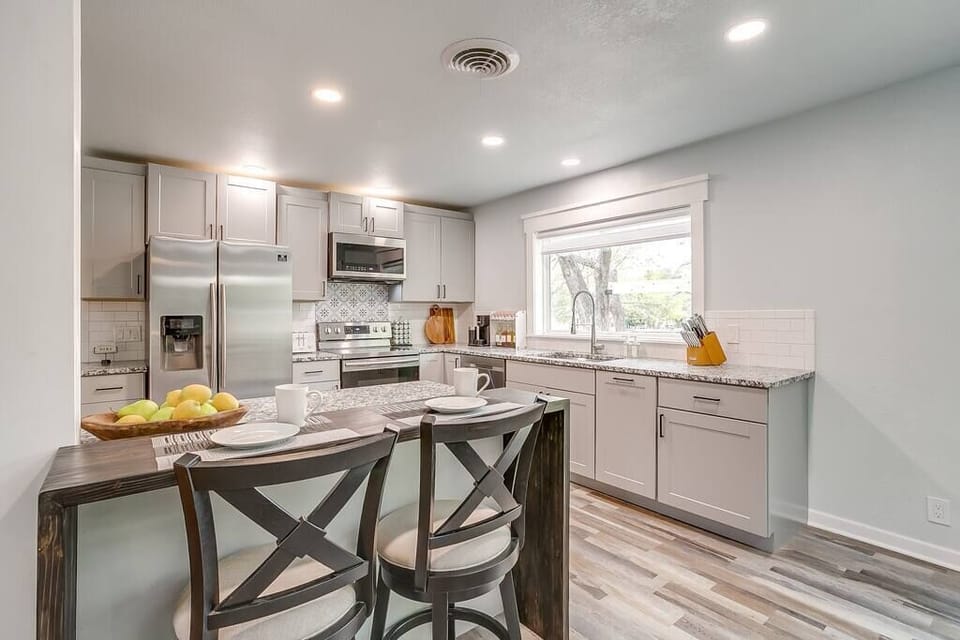 Kitchen with breakfast bar (2)