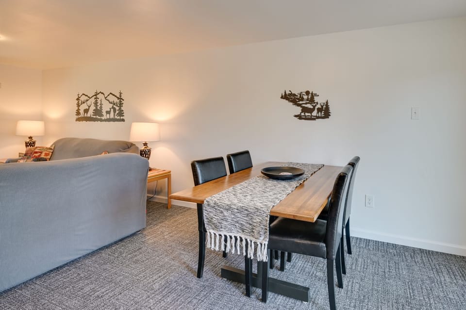 Dining Area | Dishware/Flatware Provided