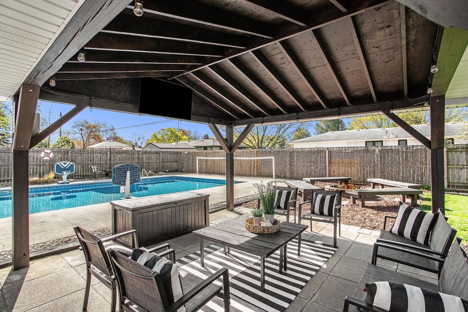 Gaze out from the cozy gazebo to the sparkling pool. 🌴🏊🏼‍♀️🌞
