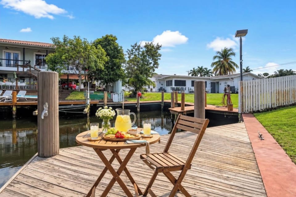 Enjoy peaceful waterfront living right from your private dock! ☀️ Start your morning with coffee by the water or unwind in the afternoon with a refreshing lemonade while taking in the beautiful South Florida sunshine