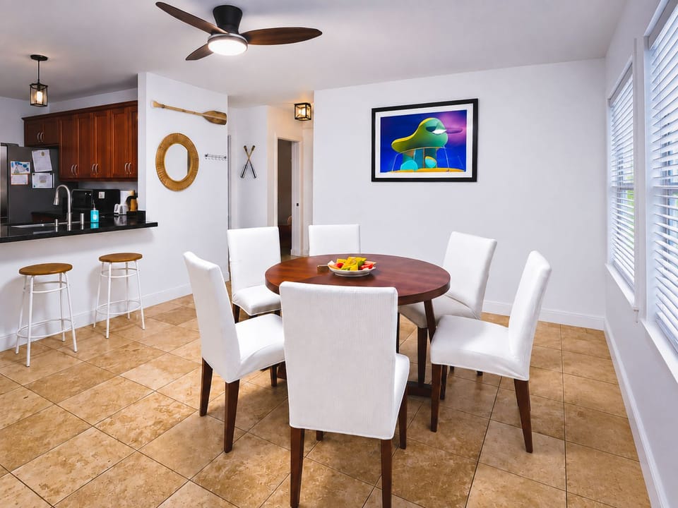 Bright dining space for 6 with breakfast bar and open kitchen access