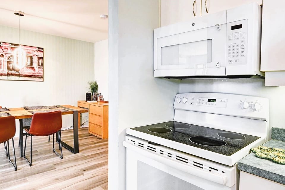 welcoming feel, while the open layout connects easily to the dining area.