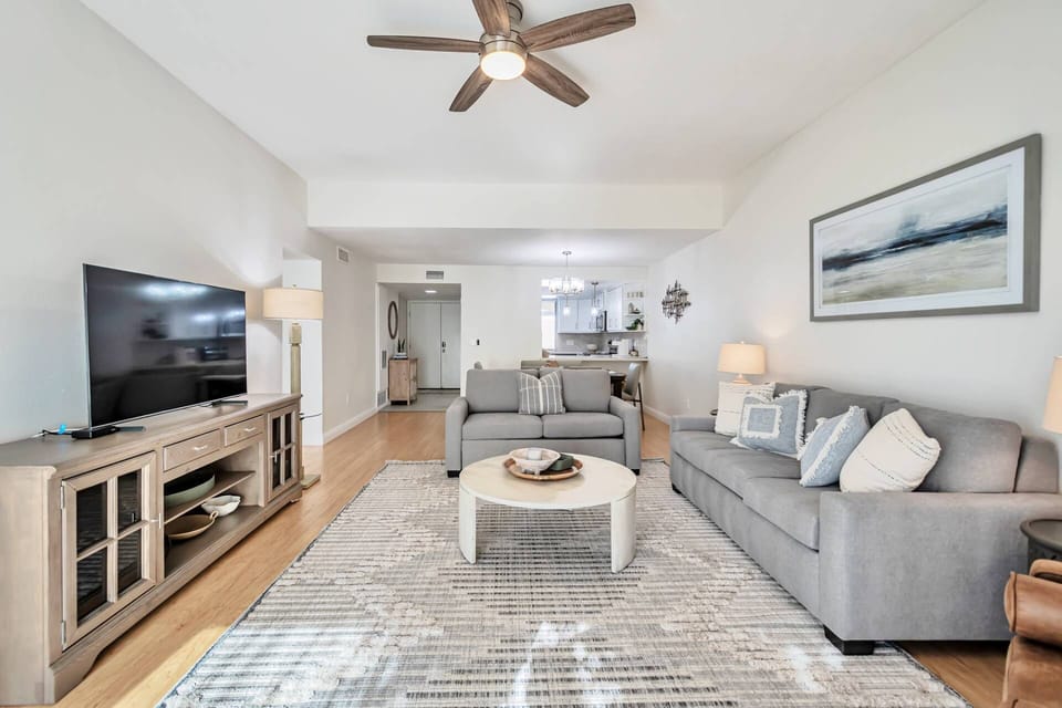 Great layout perfect for entertaining and gathering together