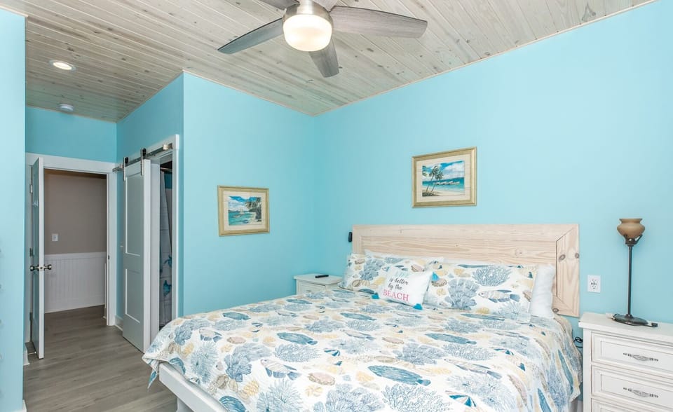 1st Floor Oceanfront North Middle King Bedroom with En Suite