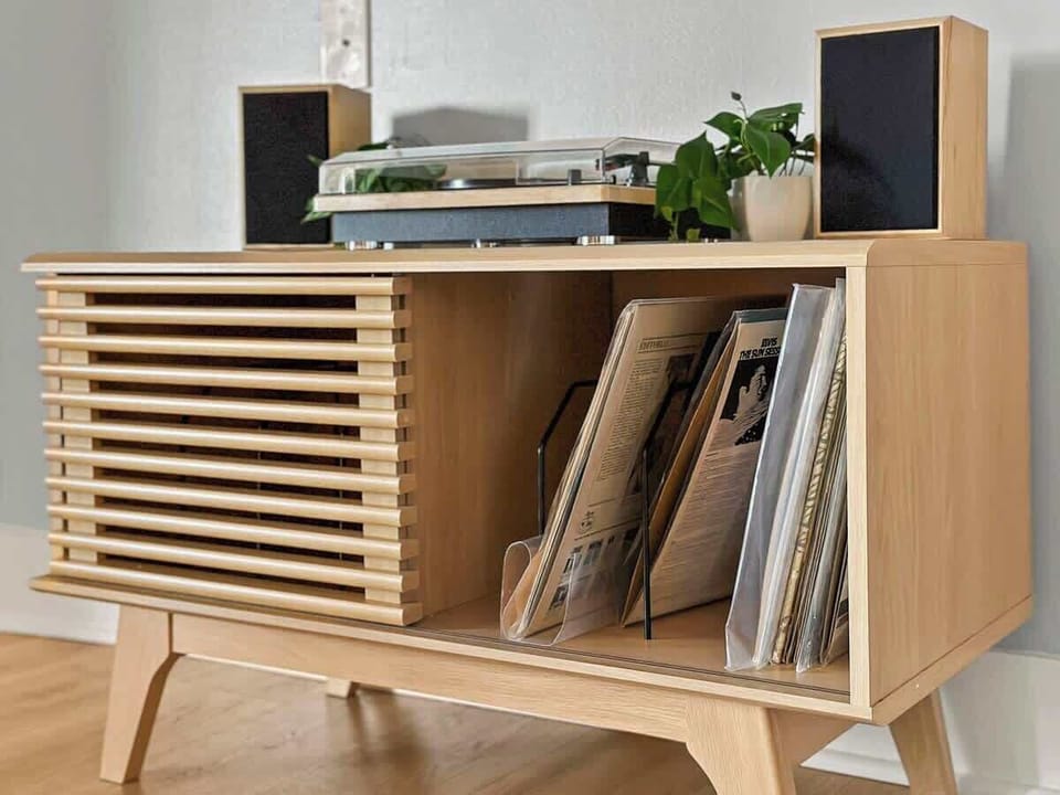 Vintage charm meets modern vibes: an aesthetically pleasing wooden record player, adding a touch of nostalgia and style to any space.