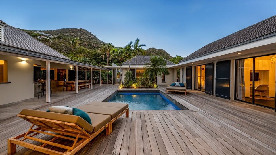 By Night: Modern and chic outdoor lightings.
 