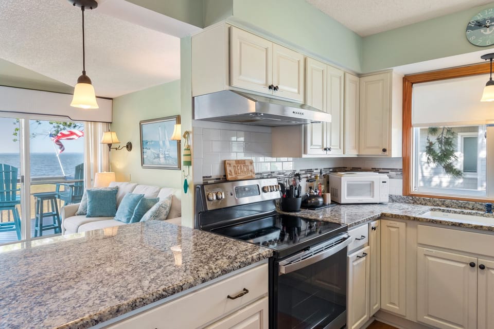DU601: Money In The Banks | Bottom Level Kitchen