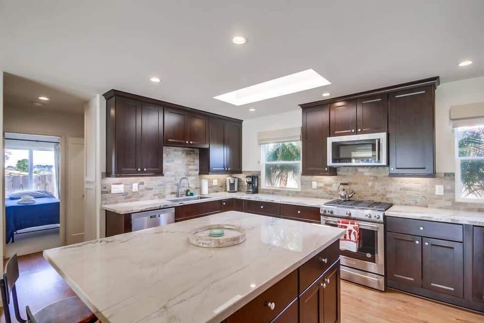 Kitchen island, perfect for hosting