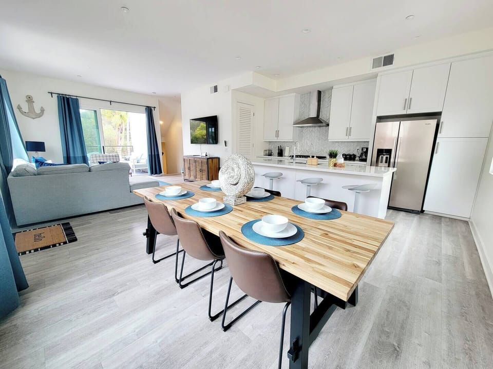 Gather around the table with your loved ones in this cozy six-seat dining room, the perfect spot for a delicious meal and lively conversation