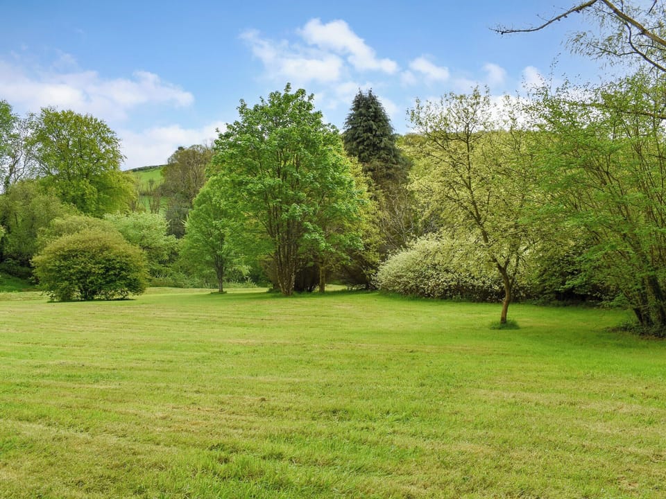 Garden and grounds | Goitre Farmhouse, Llanwrda
