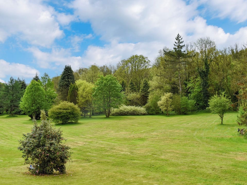 Garden and grounds | Goitre Farmhouse, Llanwrda