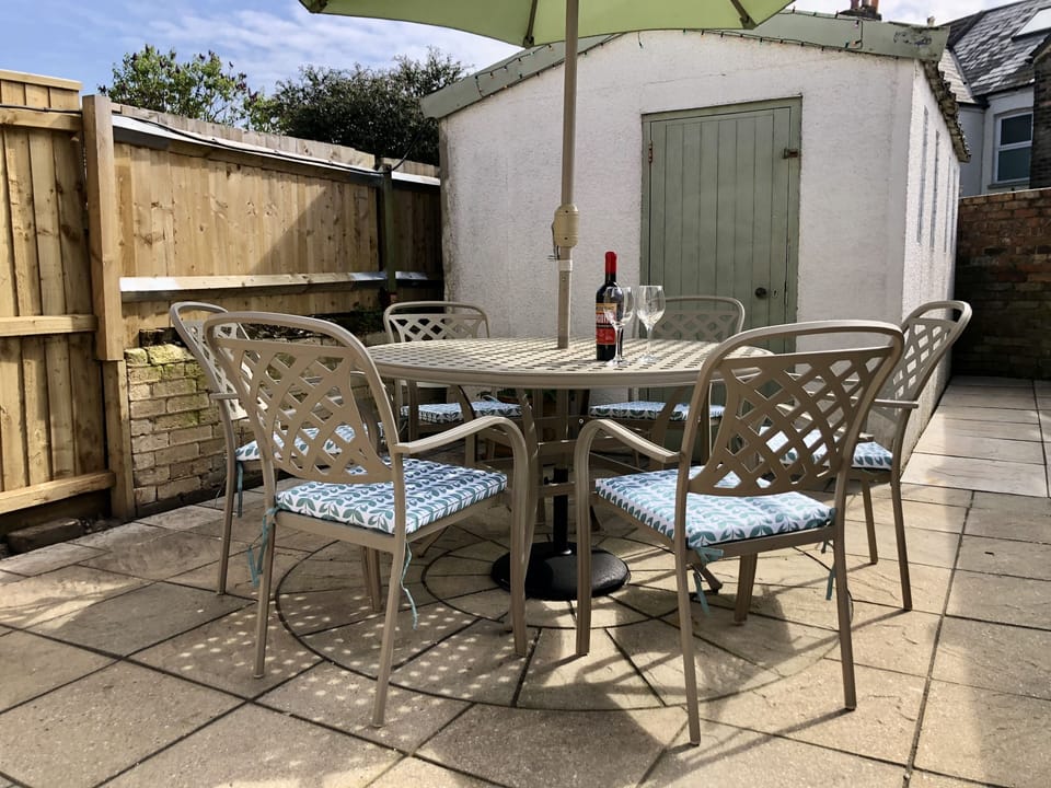 Sunny, fully-enclosed rear courtyard. Outbuilding to store your bikes or SUPs