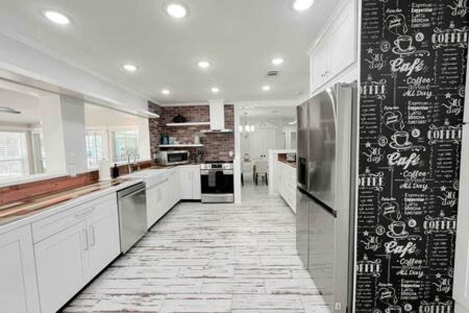 Fully Updated Kitchen w/ Stainless Steel Appliances & Ice Maker