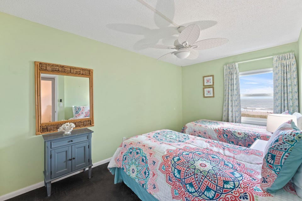 Guest Bedroom with two Twin Beds