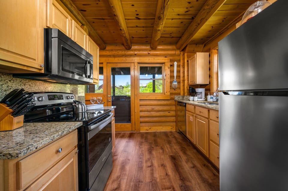 Fully equipped kitchen: dinner/cook/bake/silver-ware provided