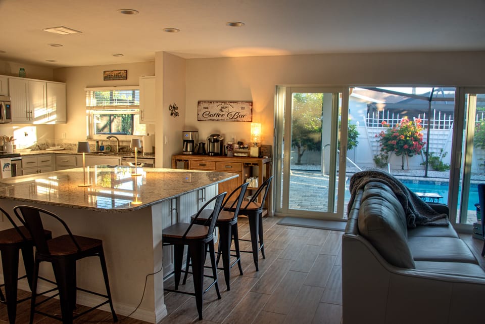 Kitchen / Coffee Bar