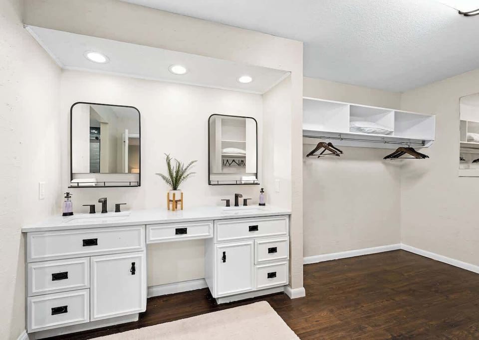 Master bedroom closet and jack & jill sinks