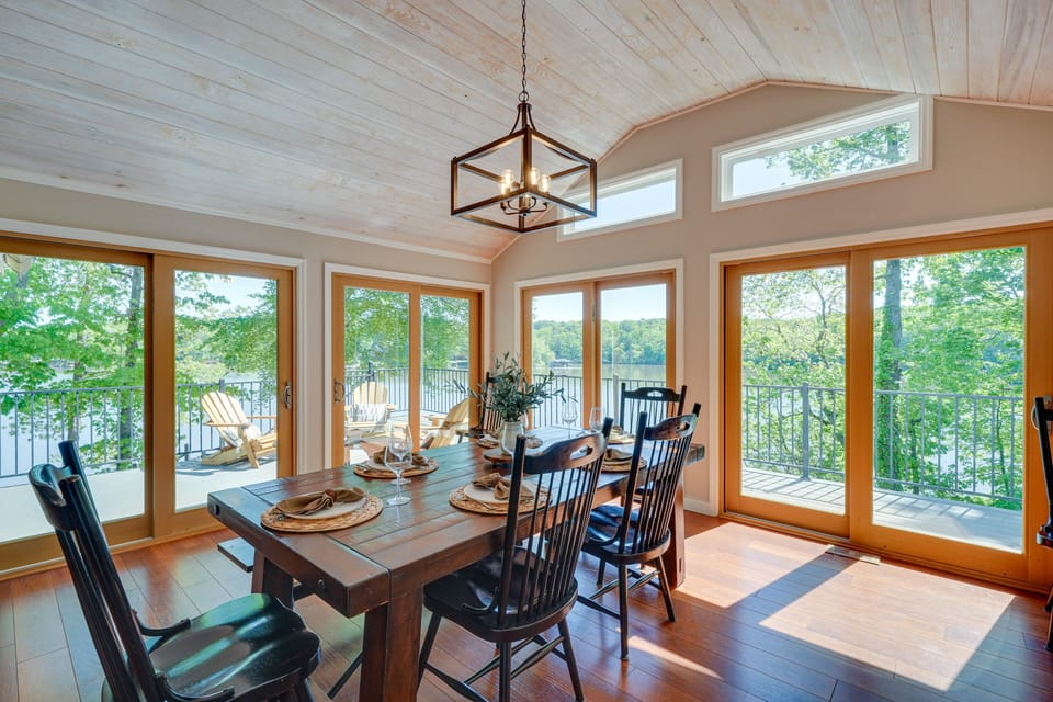 Dining Area | Dishware & Flatware Provided | Expandable Dining Table