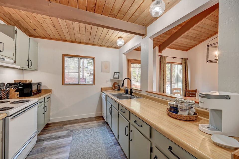 fully stocked kitchen to prepare you favorite dishes 