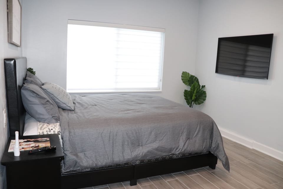 Queen size bed.