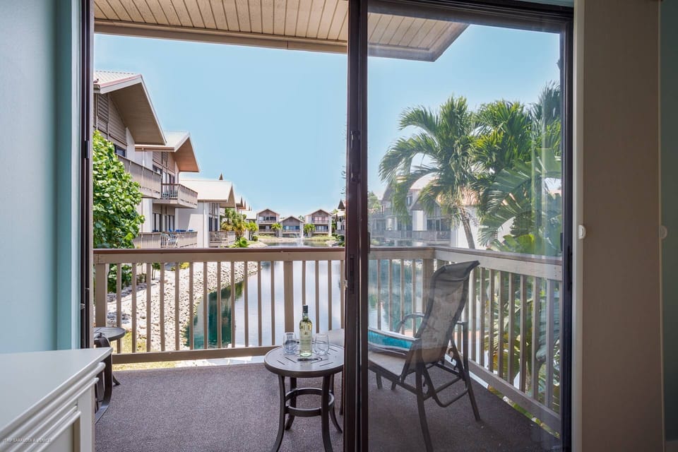 Master king bedroom with access to the balcony with water views!