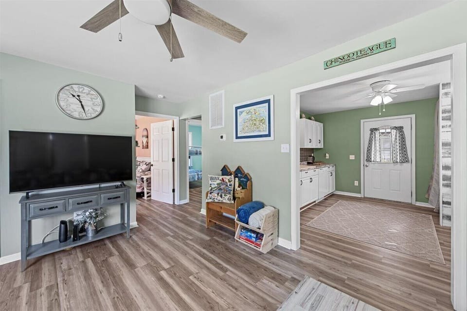 Shell of a Time sleeps 6 comfortably.