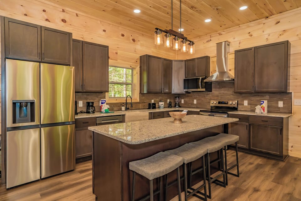 Kitchen w/ island 