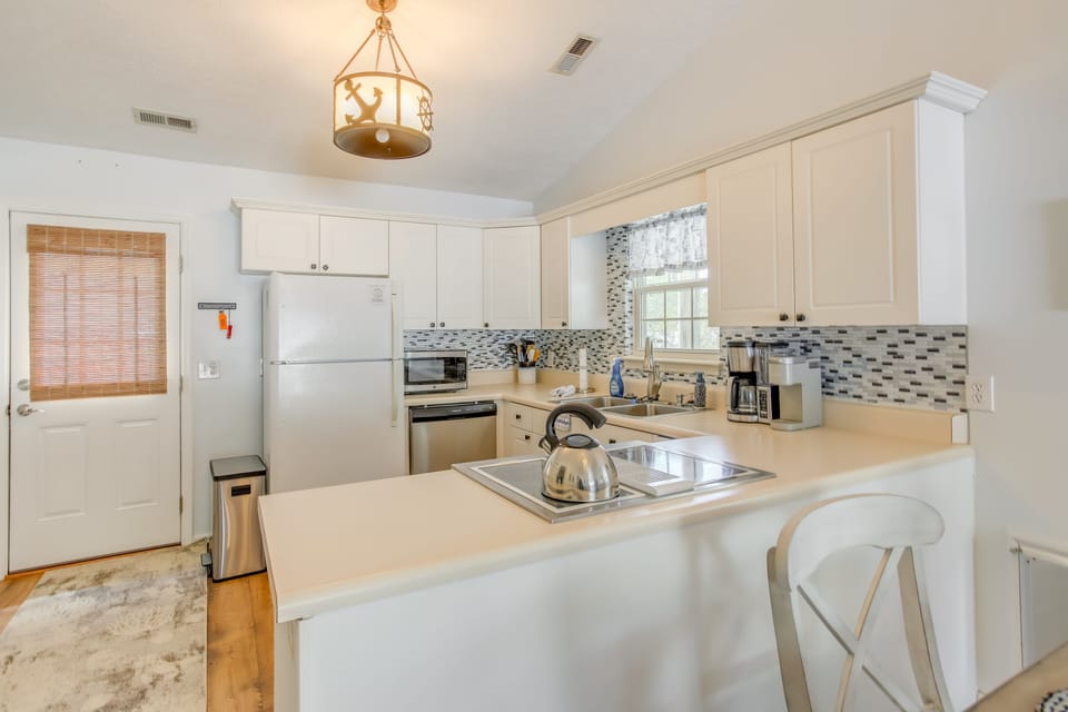 Kitchen | Cooking Basics | Coffee Maker | Paper Towels/Trash Bags Provided
