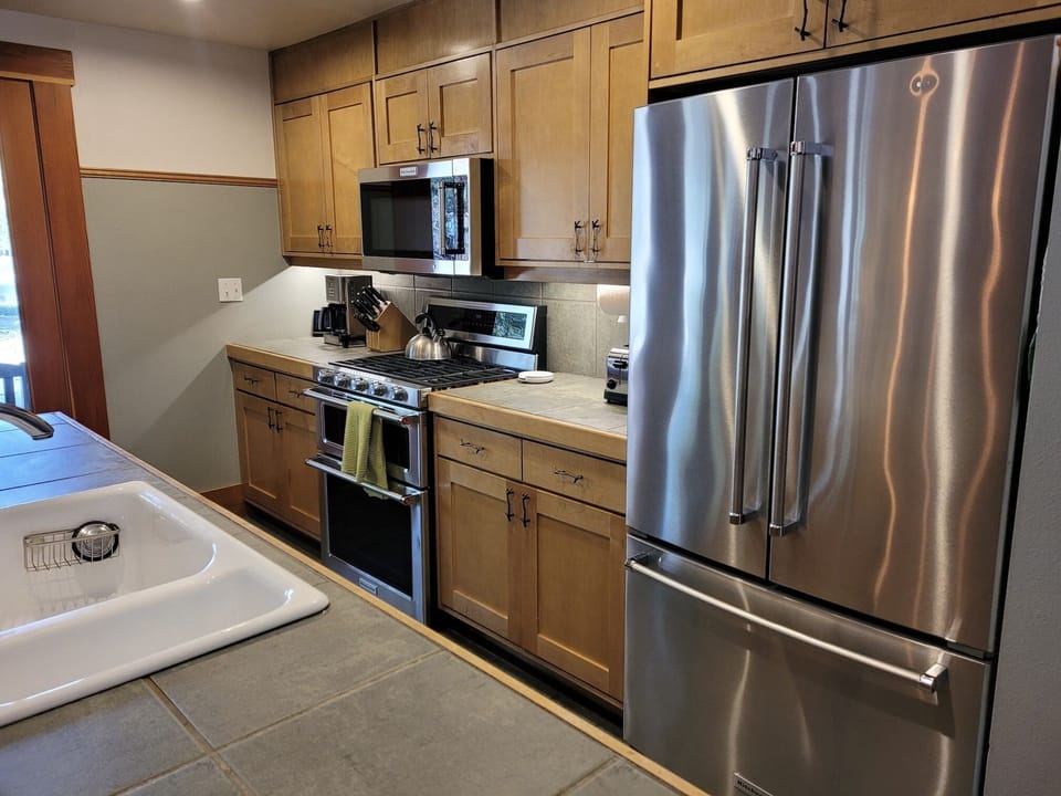 Full kitchen
