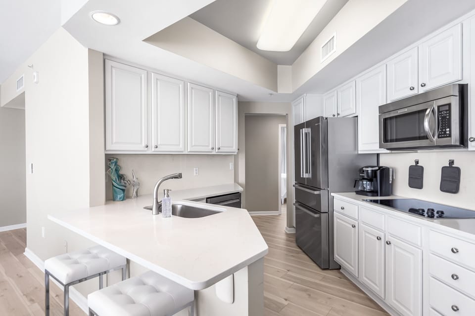 Bosch refrigerator, dishwasher and full kitchen amenities