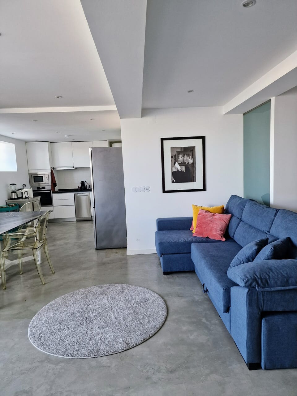 Sala open space com sofa cama.