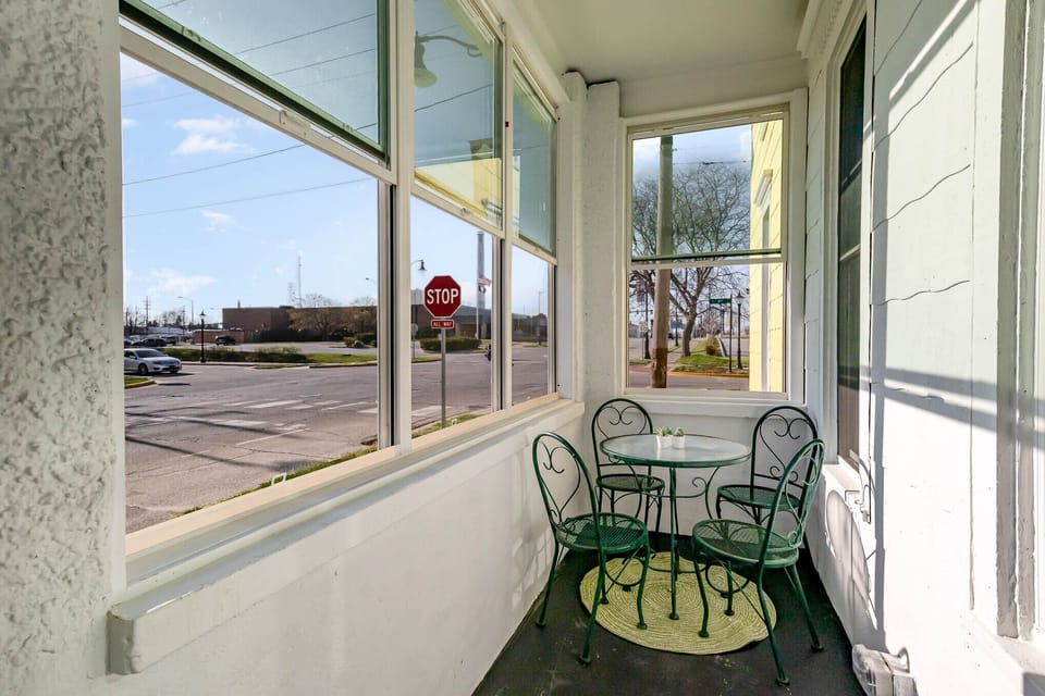 3 Season breakfast porch connected to unit.