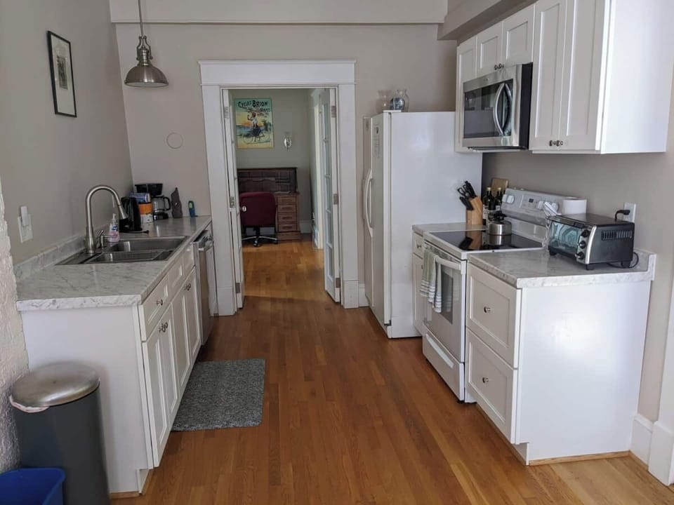 Full kitchen provides all the basics for cooking or heating up your leftovers from one of our outstanding restaurants.