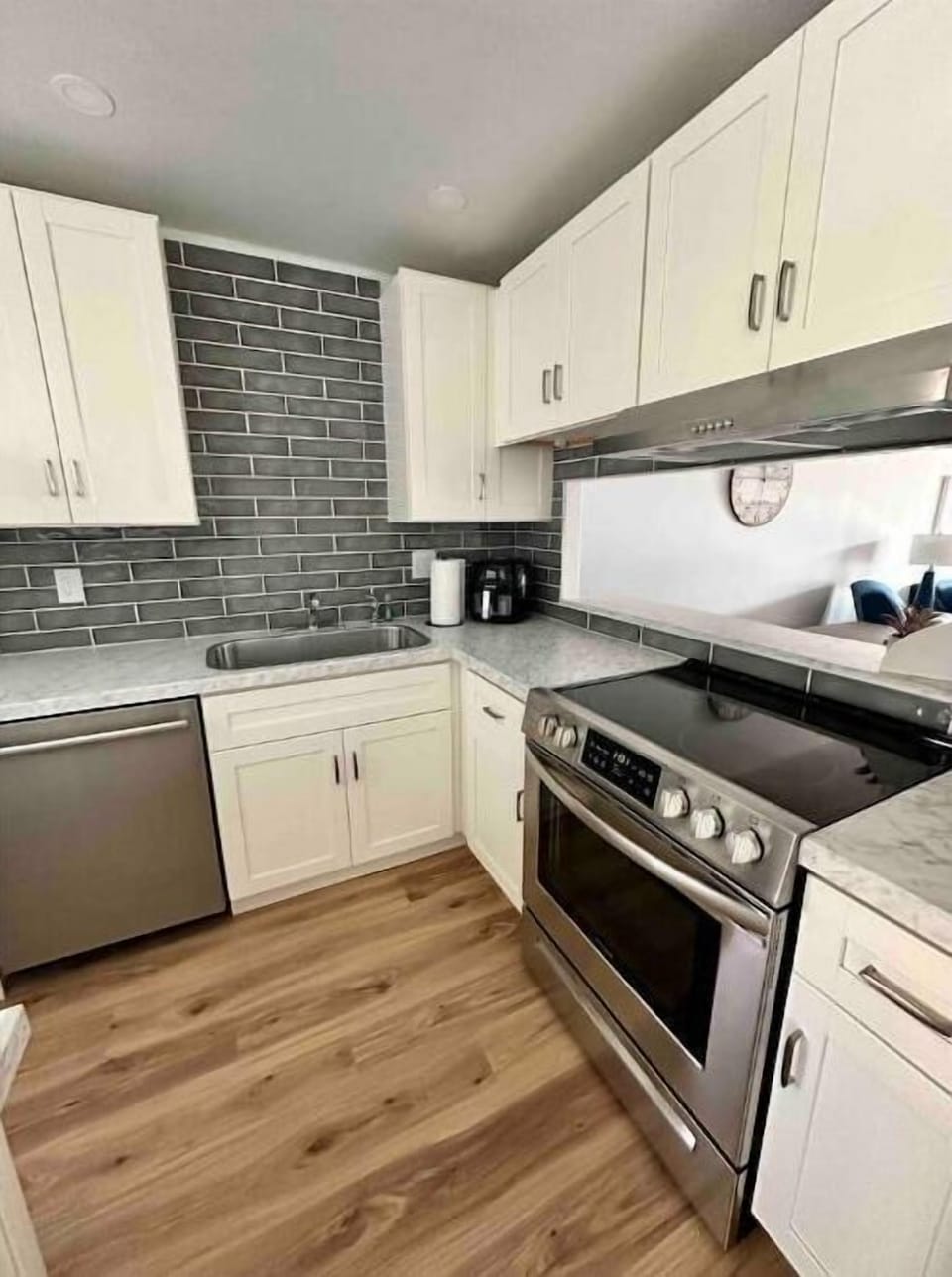 Don’t let the bare count tops make you concerned. This kitchen is extra equipped
