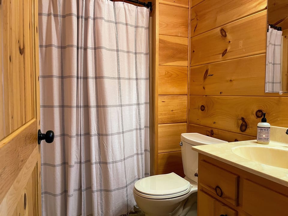 The queen suites on the main level have ensuite bathrooms (view of Garnet's Queen ensuite bathroom)