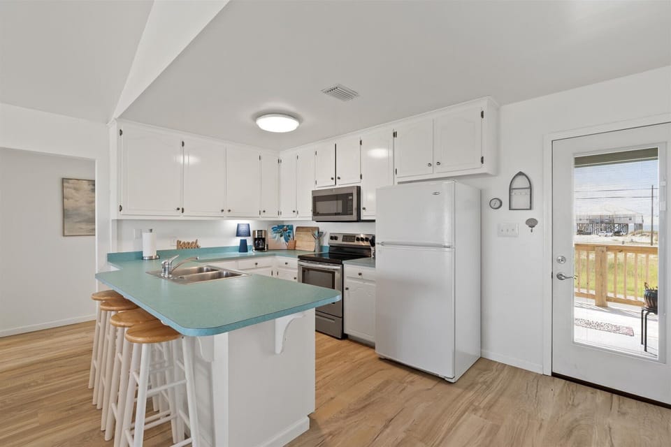 Sizeable kitchen with extra dining area