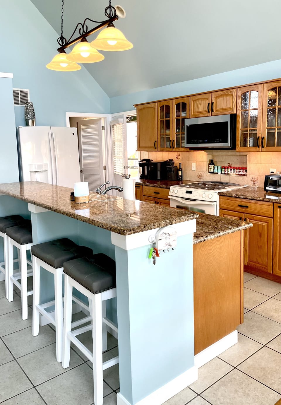 Fully-equipped kitchen with new appliances. Incl. air fryer, Keurig, blender.