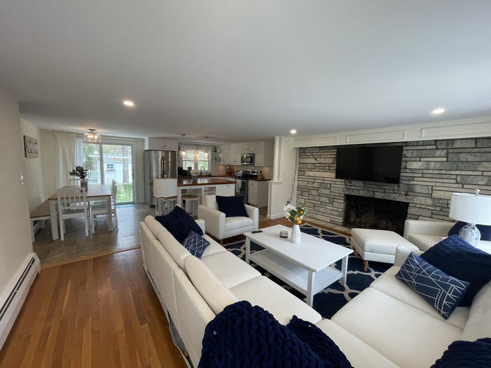Open floor plan living/dining room.