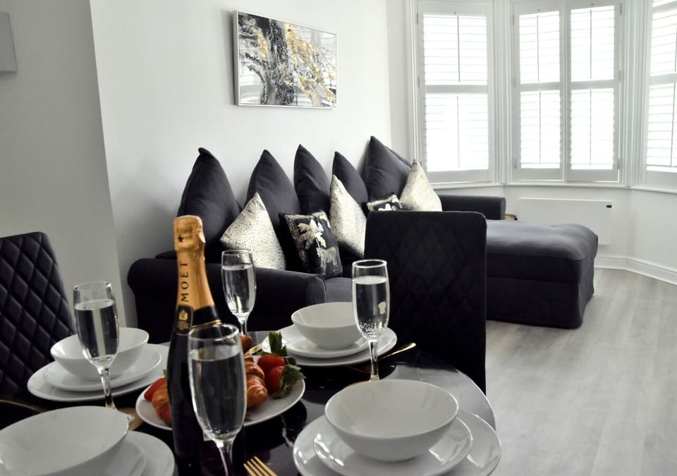 Lounge Area | Dining Area 