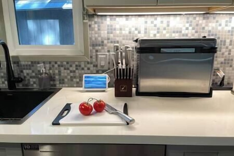 Toaster/ oven/ air fryer that folds up to free up counter space.