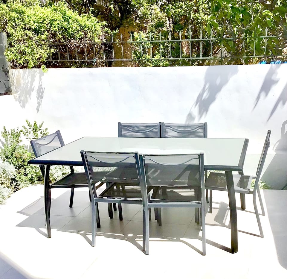 Side patio/ bbq/seats 8