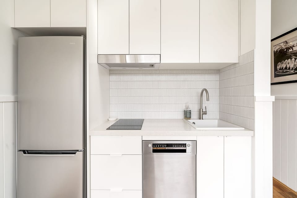 Kitchen includes fridge, dishwasher, hotplate, airfryer and microwave, etc