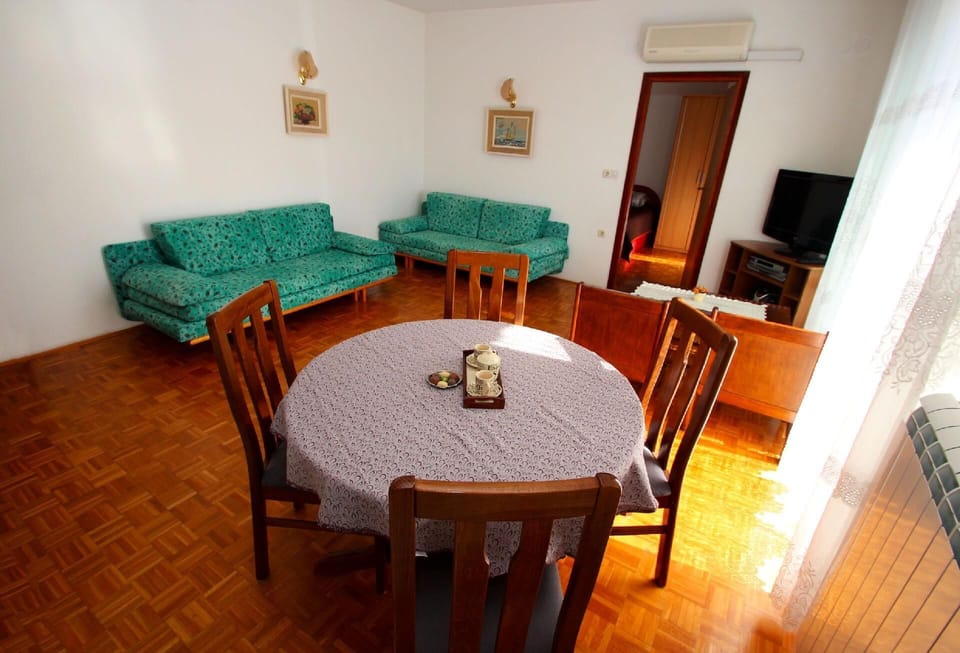 Living area. Dining area