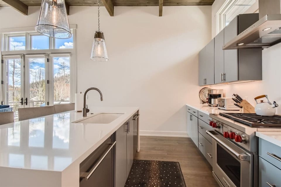 Kitchen with access doors to the deck
