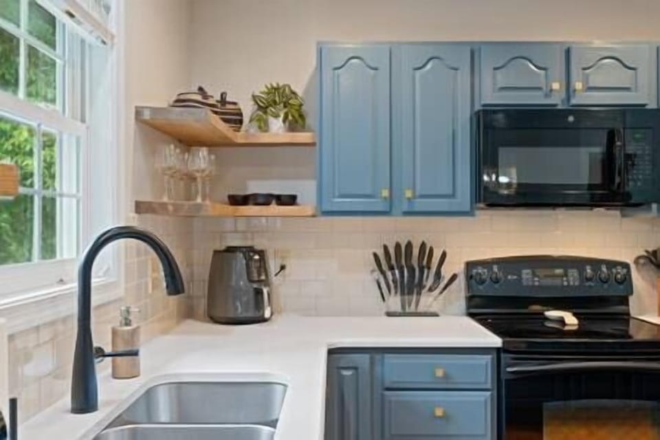 Brand new small appliances: air fryer, crock pot, blender and much more!