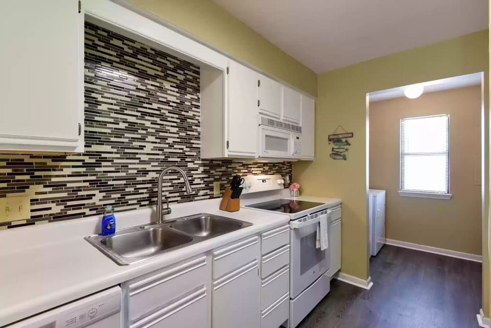Well equipped kitchen and full laundry. 