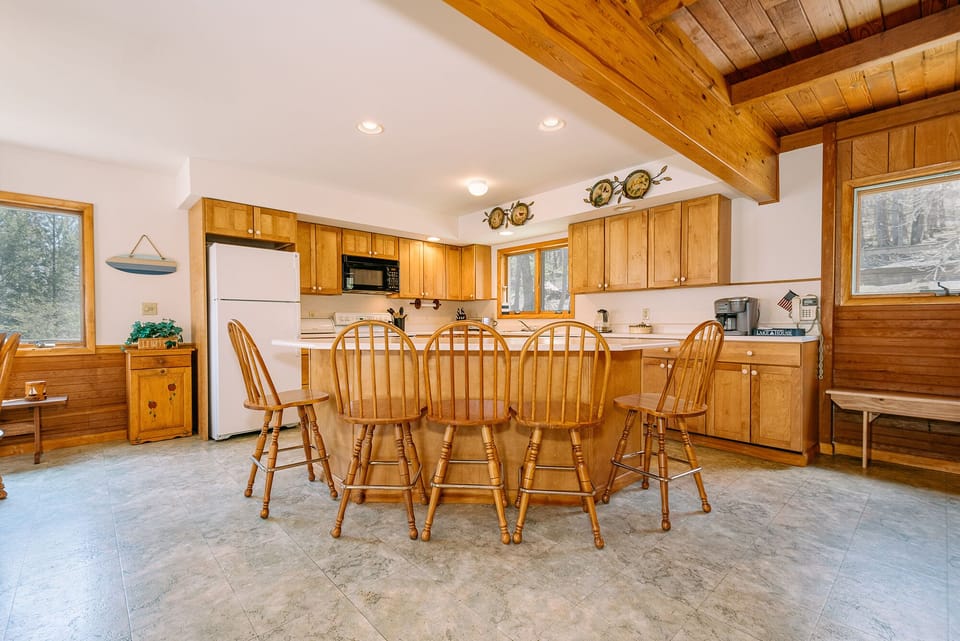 Kitchen-Breakfast Bar