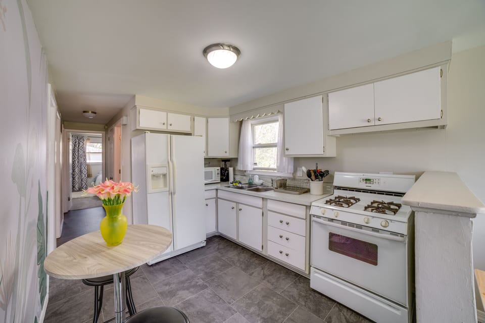 Kitchen | Stove/Oven | Refrigerator | Free WiFi