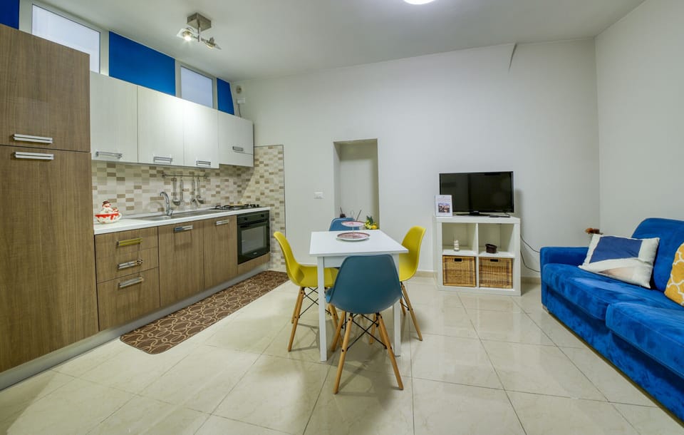 dining table La Cattedrale Apartments&Suite 1 - Affitti Brevi Italia