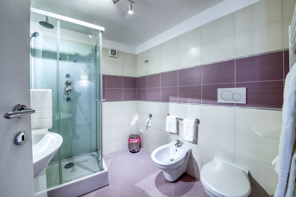 bathroom La Cattedrale Apartments&Suite 3 - Affitti Brevi Italia